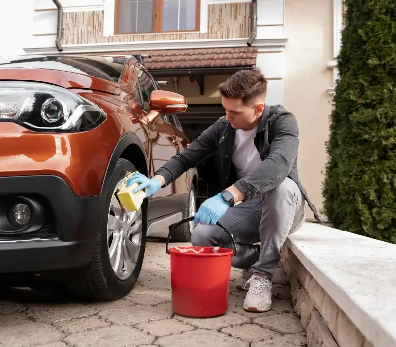 Lavage auto à domicile Morzine : professionnel intervenant sur un véhicule